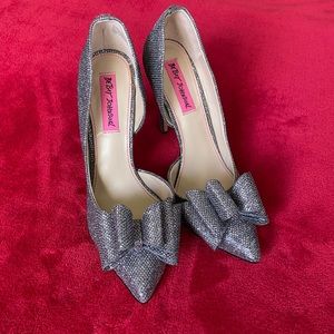 Gorgeous Betsey Johnson dress pumps